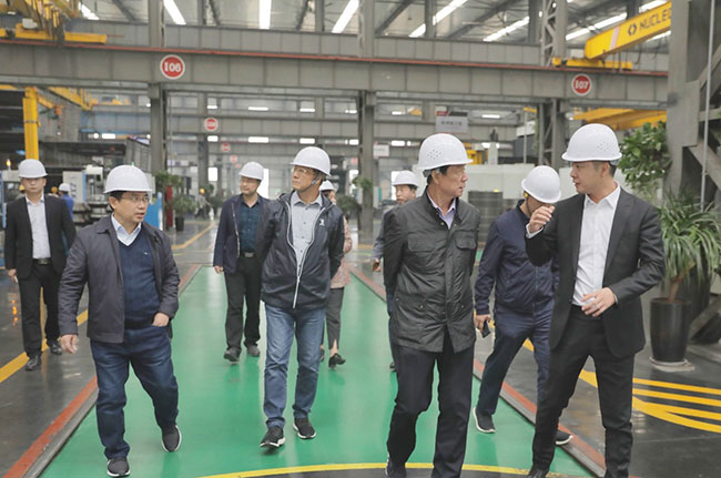 天瑞集團(tuán)導(dǎo)一行蒞臨中譽鼎力參觀考察