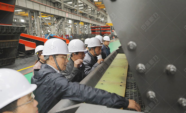 天瑞集團(tuán)導(dǎo)一行蒞臨中譽鼎力參觀考察