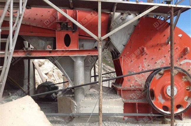 碎石加工現(xiàn)場的喂料和破碎設(shè)備
